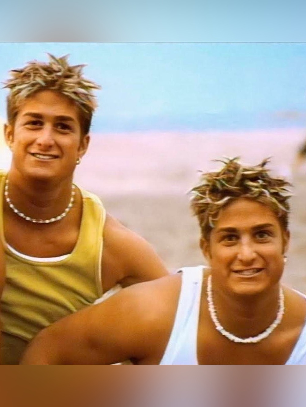 Y2K Surfer Puka Shell Necklace White Screwback Hawaiian Vintage 00s